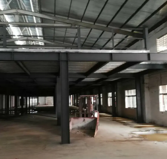 干完一个工地，工人师傅把卫生也打扫干净了，就等着包工头开工钱了。包工头说：“大家