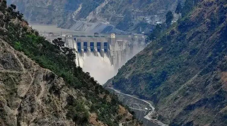 印度断巴基斯坦的水他断不了多少天、首先水电站蓄水他是有一个容量的、你蓄水太高，那