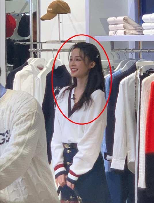 李沁路人视角长这样？？

李沁真的好漂亮啊，业务能力强活动又超级辣！喜欢喜欢，该