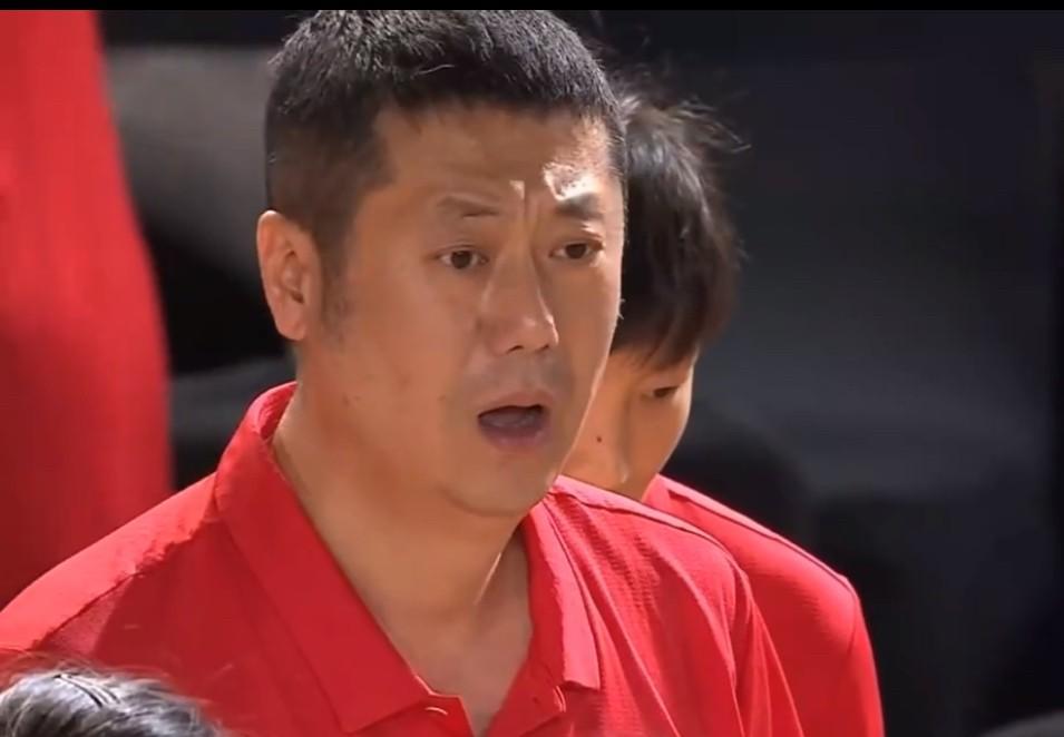 赵勇教练罕见发火，大骂队员们！他是真的急了，刚才暂停时大声呵斥队员们，隔着屏幕都