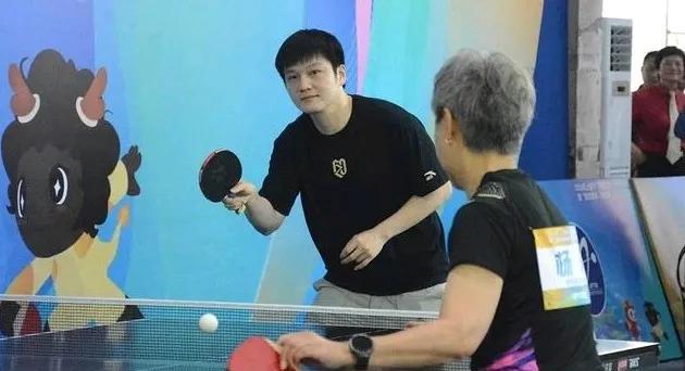 哇，太羡慕了！樊振东又现身上海了！
7月18日，2025年上海市“国球三进”系列