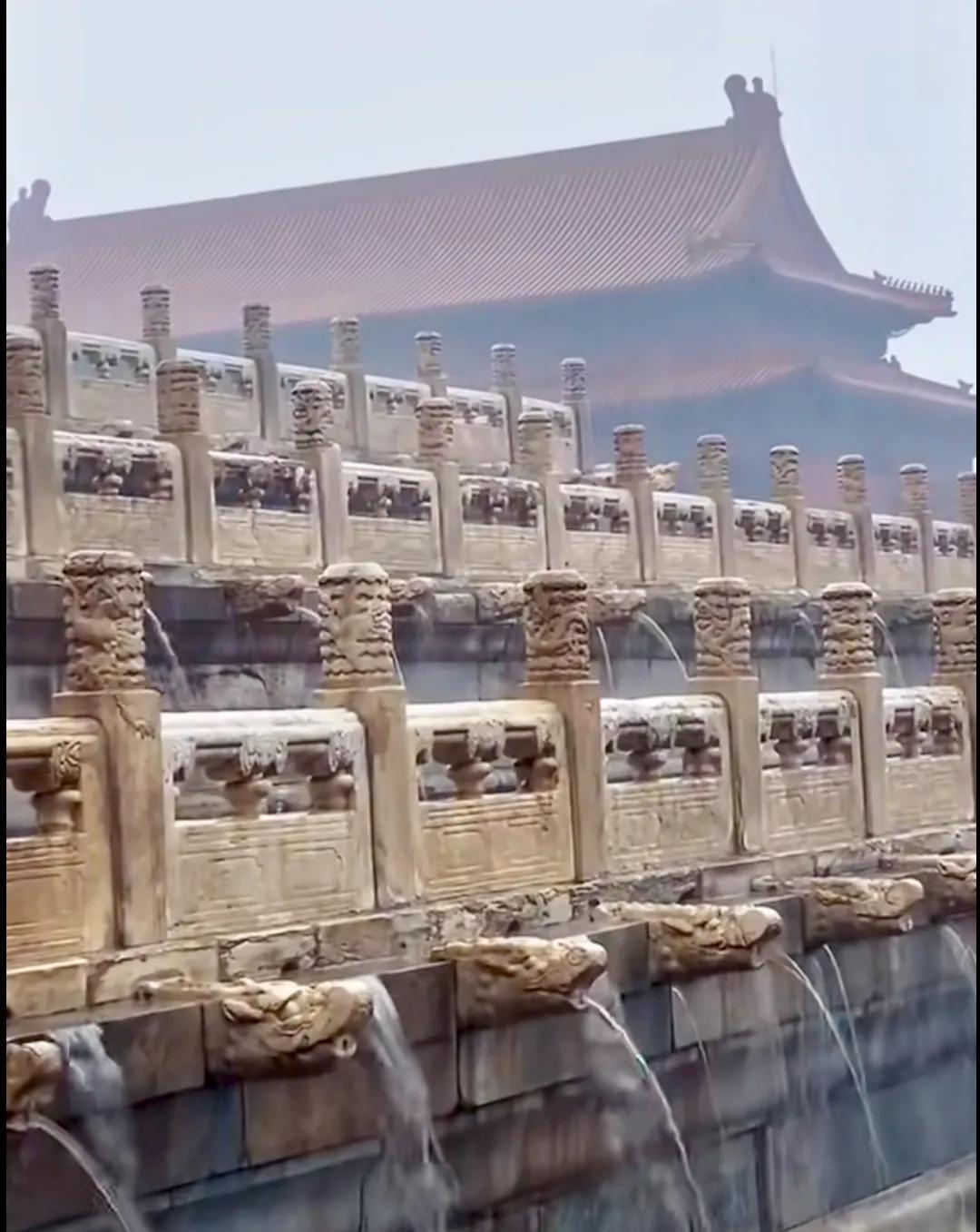 夏季到了，看看故宫的排水系统——千龙吐水！连想各地许多城市一遭暴雨便显了原形——