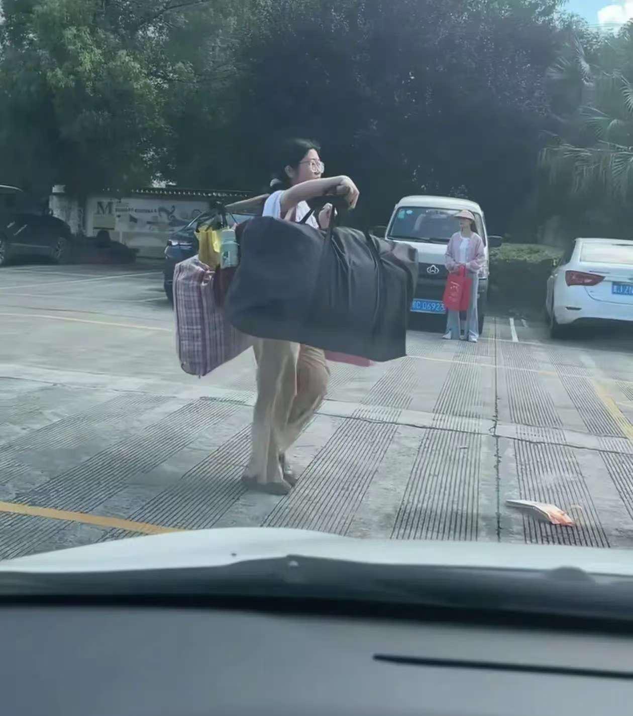 桂林挑行李女孩父母激动得哭了！
不是因为女儿高考考得特别的好，
而是因为自己的女