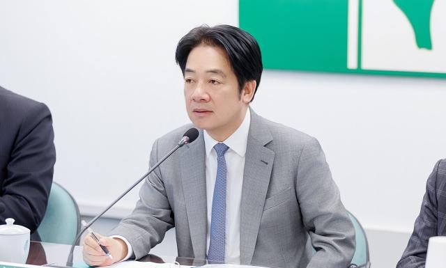 赖清德跟罢团头目曹兴诚会面的消息见光，民进党派系内斗？
　就在“总统府”秘书长潘