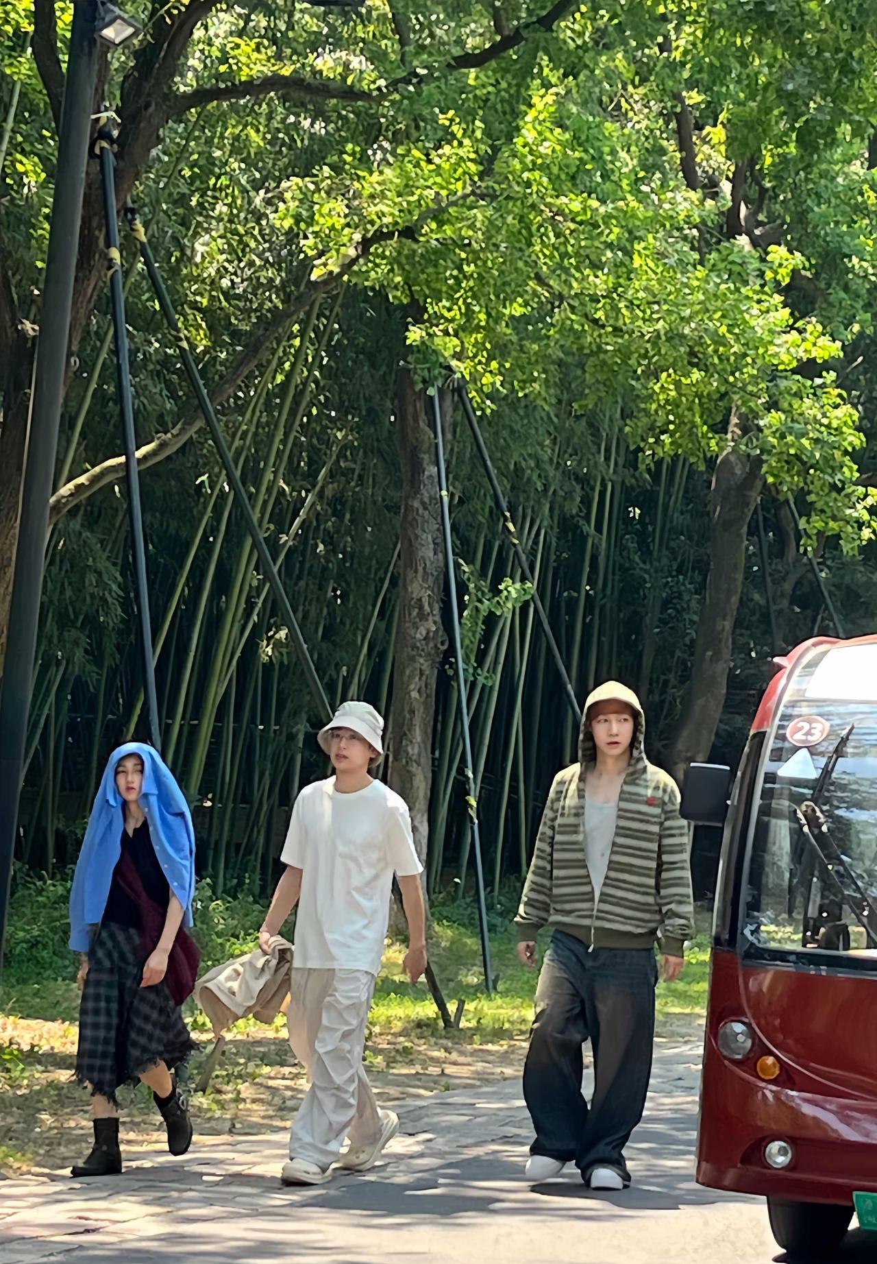 8月20日，有位网友一大早在乌镇偶遇明星，张艺兴、彭昱畅、张子枫步行的画面。
别