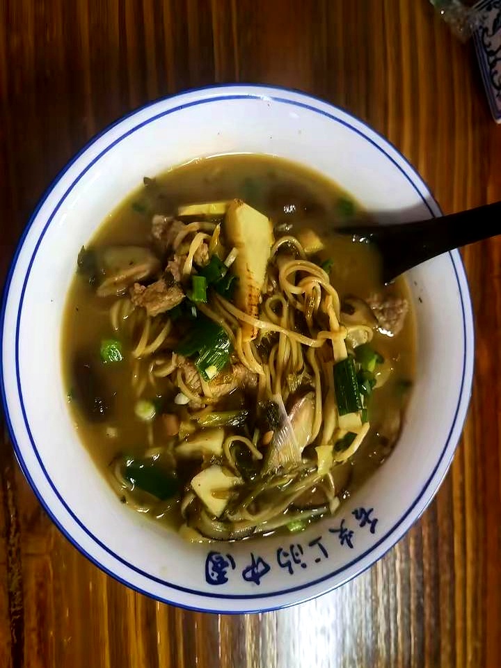 杭州出差，中午吃面，结果踩雷了。特色片川，看着不错，配菜丰富。谁知一口下去，面条
