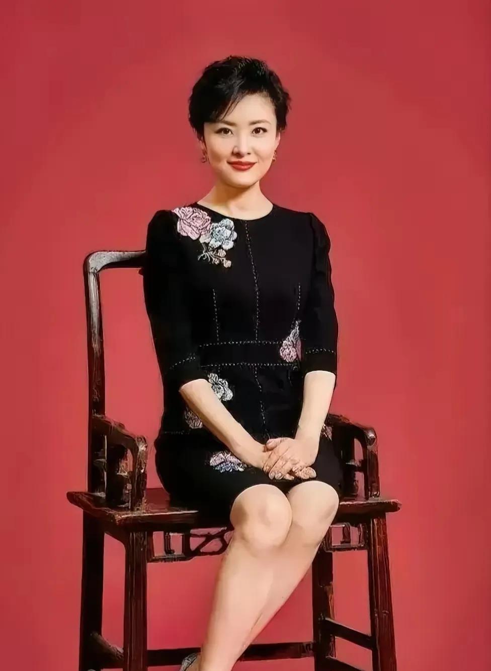 不愧是中央最优秀的一姐，端庄优雅，才华横溢，貌美如花