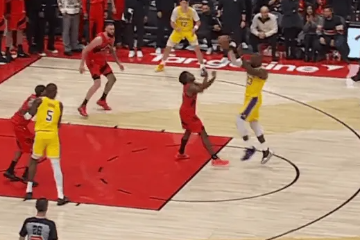 詹姆斯放弃了延续个人连续得分上双纪录的机会，为八村垒送出一记绝妙助攻，助球队锁定