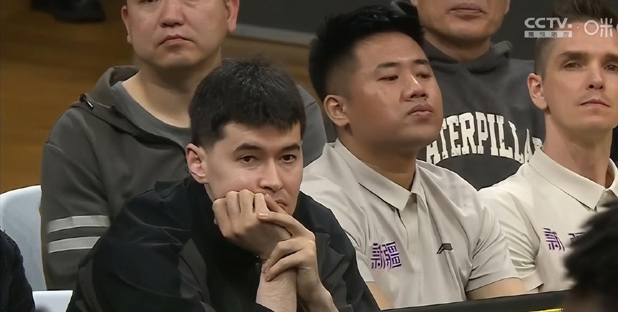 阿不都坐在场边，徒唤无奈。
上一场与辽宁的比赛，阿不都打出了本赛季最出色的状态，