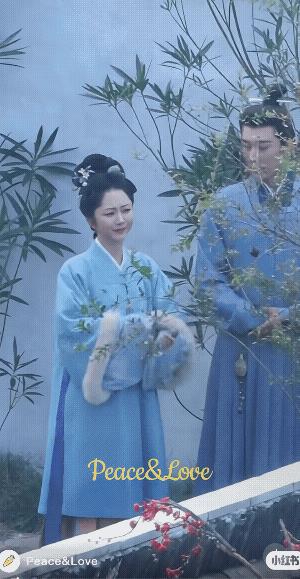 这两人是不是画中人啊！这个院子风景太雅致了！
旁边有竹子，有梅花，松韵名字又有个