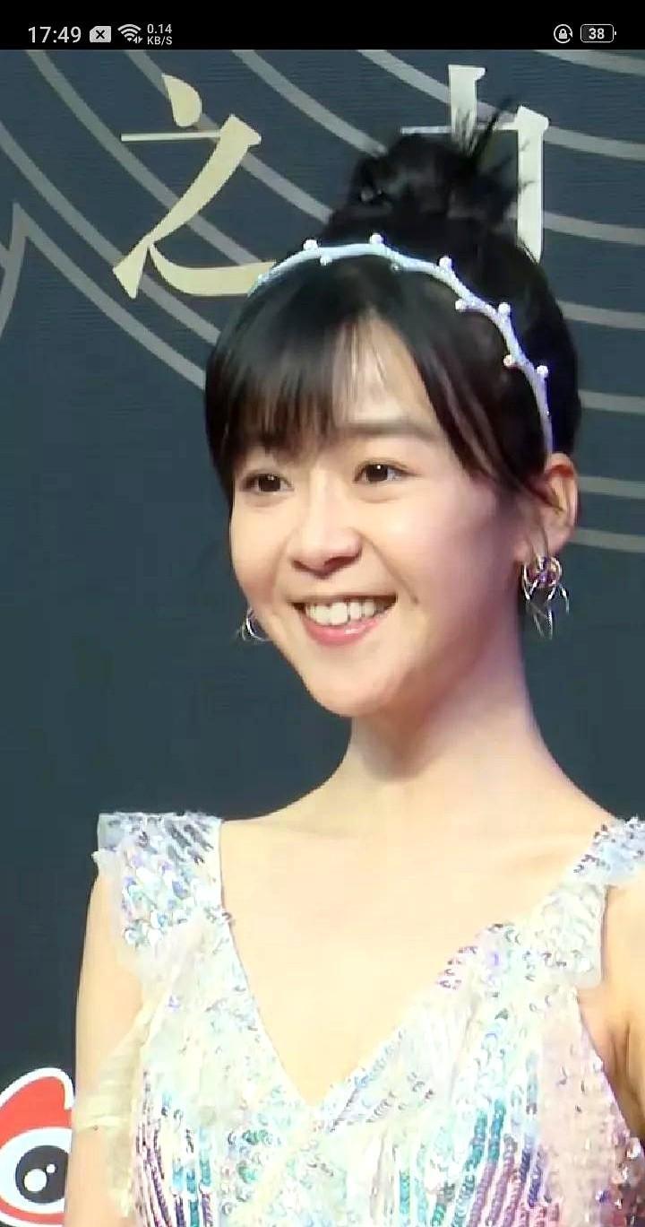 她老演女主，观众却笑不出来
宋伊人一出道就占着女主位置，镜头里她抿嘴甜笑，嘴角上
