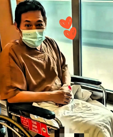 说实在的，
李连杰的现状值得同情吗？

六天前刚做完手术，网友们全网嘲讽；手上戴