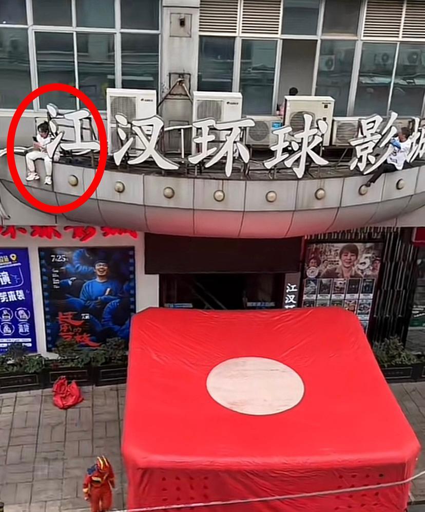 一对男女相约影城门口跳楼，现场亮点太多，一时竟不知谁才是主角，被救的救人的都成了
