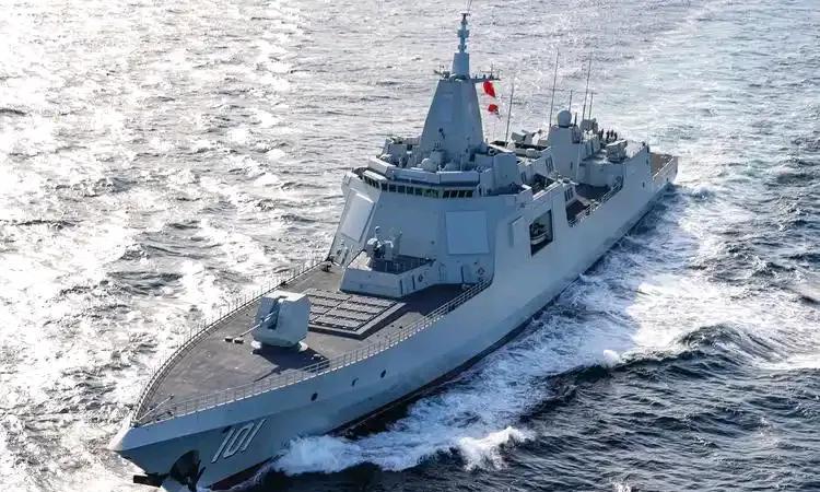 如果把中国海军的055型驱逐舰，和法国的“戴高乐”核动力航母放在一起比较，你就会