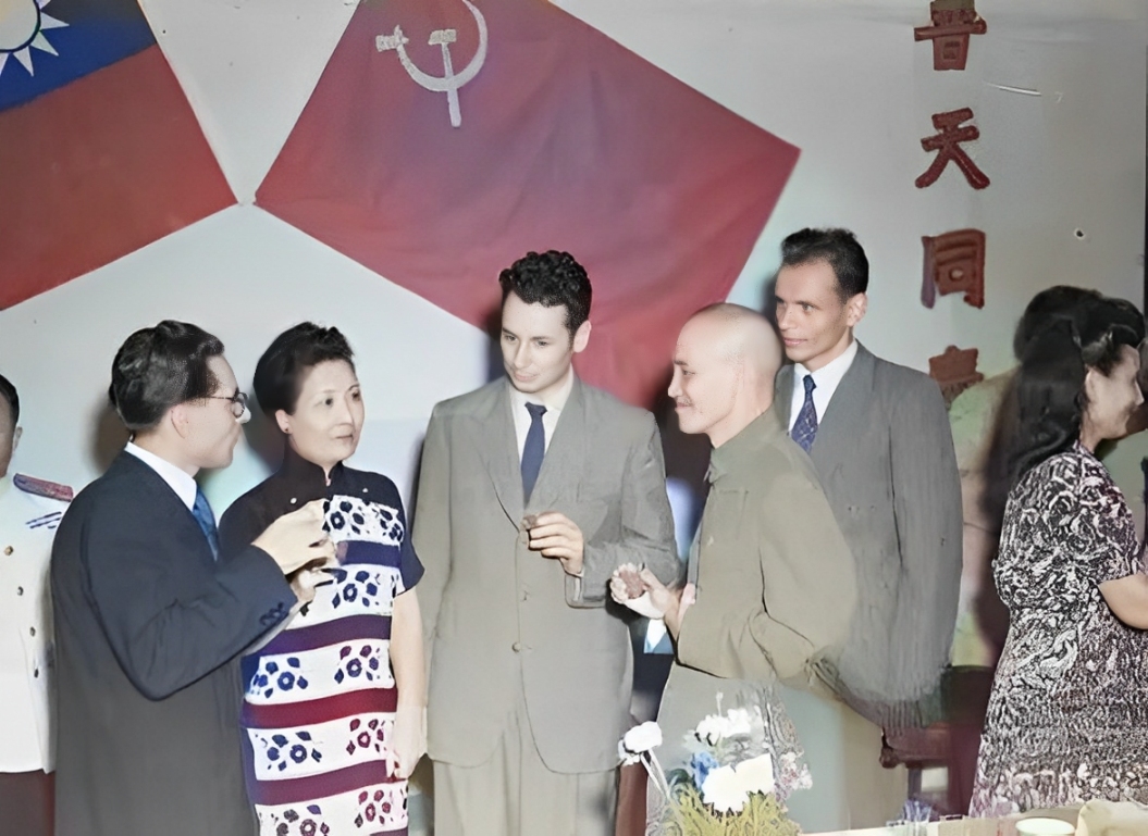 1945年-1946年，外交场合中，蒋介石夫妇与苏联驻华大使彼得罗夫相互祝酒