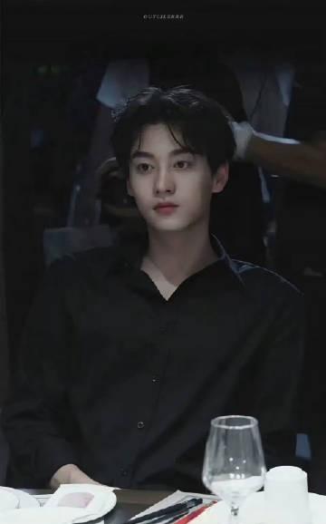 #田栩宁 音乐节#这么不靠谱的小道消息也能rs啊
什么都是假的，只有田栩宁今天晚