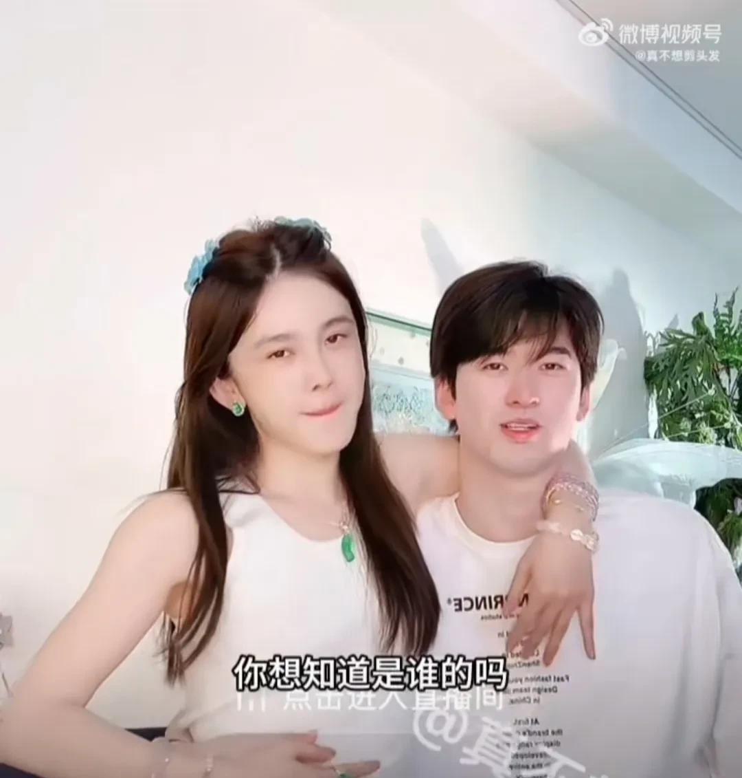 赵樱子这是什么迷操作？
赵樱子在直播间和双胞胎弟弟并排而坐，她让弟弟主动揽着她的