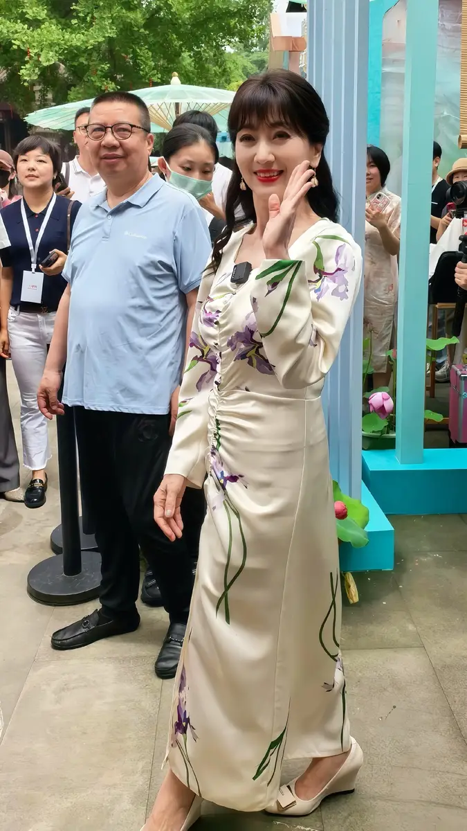 71岁赵雅芝现身西湖出席活动 穿白色鸢尾花长裙生图状态超好
