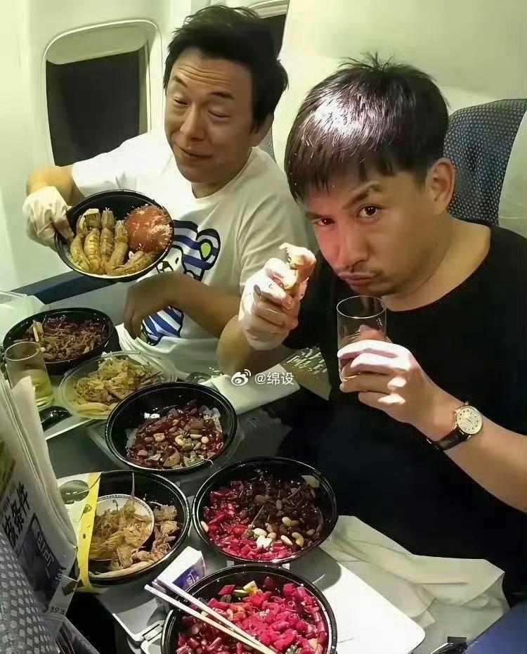 不懂就问，飞机上什么舱位，是这样用餐的啊，还是这样分开装的？ 