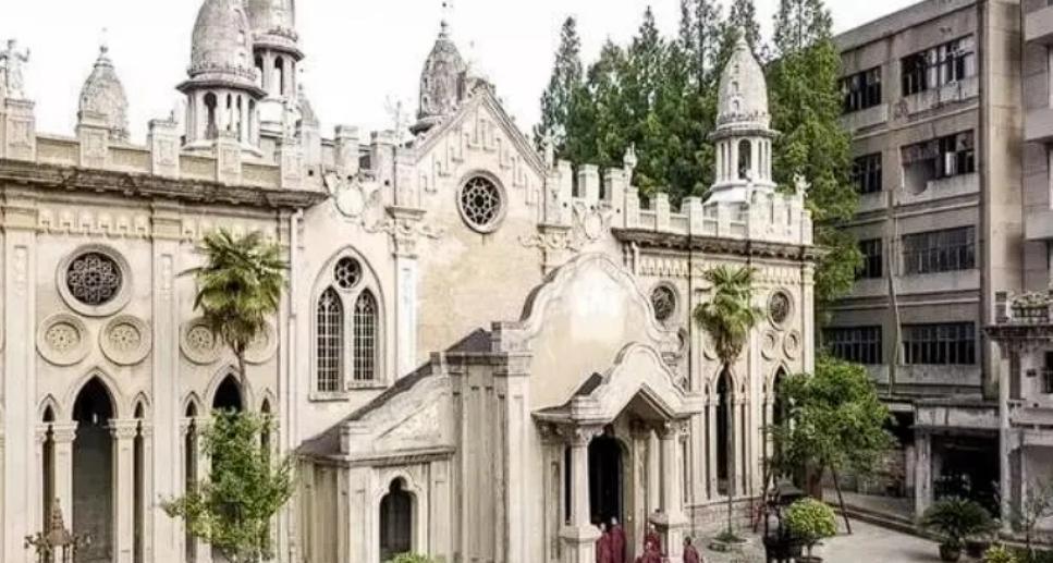 武汉闹市区里有一座寺院，里面住了50多位尼姑，其中最年轻的仅20岁，她们早上4点