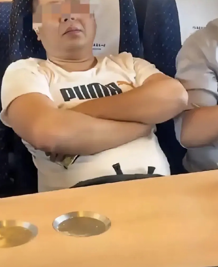仗势欺人！一男子在高铁不雅行为，深圳铁路公安处的处罚结果岀来了，对吴某进行了行政