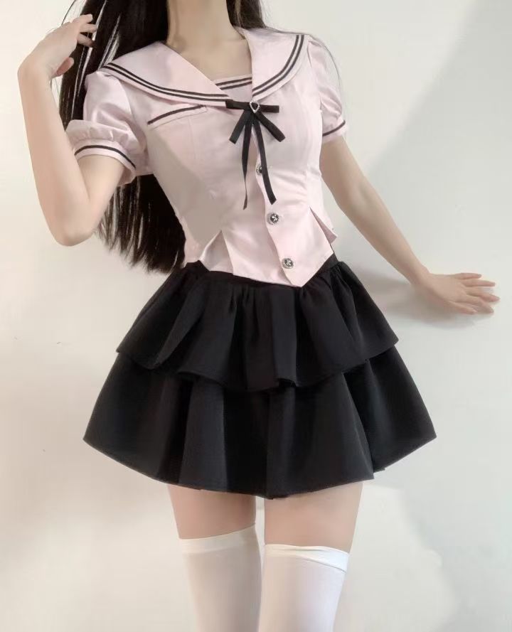 黑色小裙子搭配白色衬衫好看还是粉色衬衫呢？