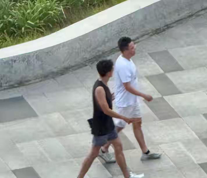 林更新成都东湖公园跑步被偶遇，身形清瘦引关注[比心]
8月21日傍晚，有网友在成