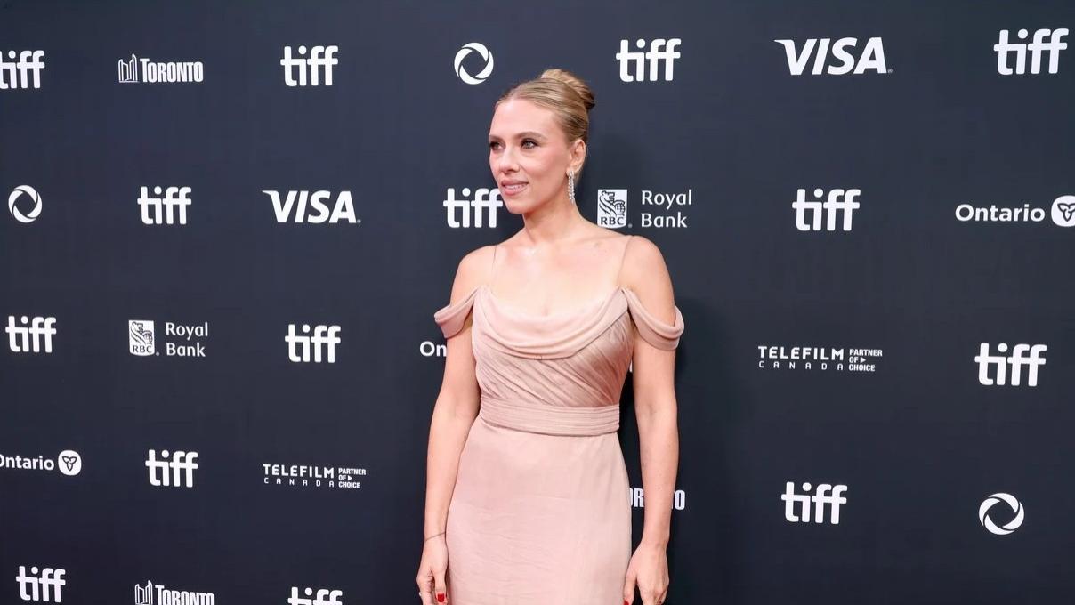 斯嘉丽·约翰逊携导演处女作《了不起的埃莉诺》亮相多伦多电影节