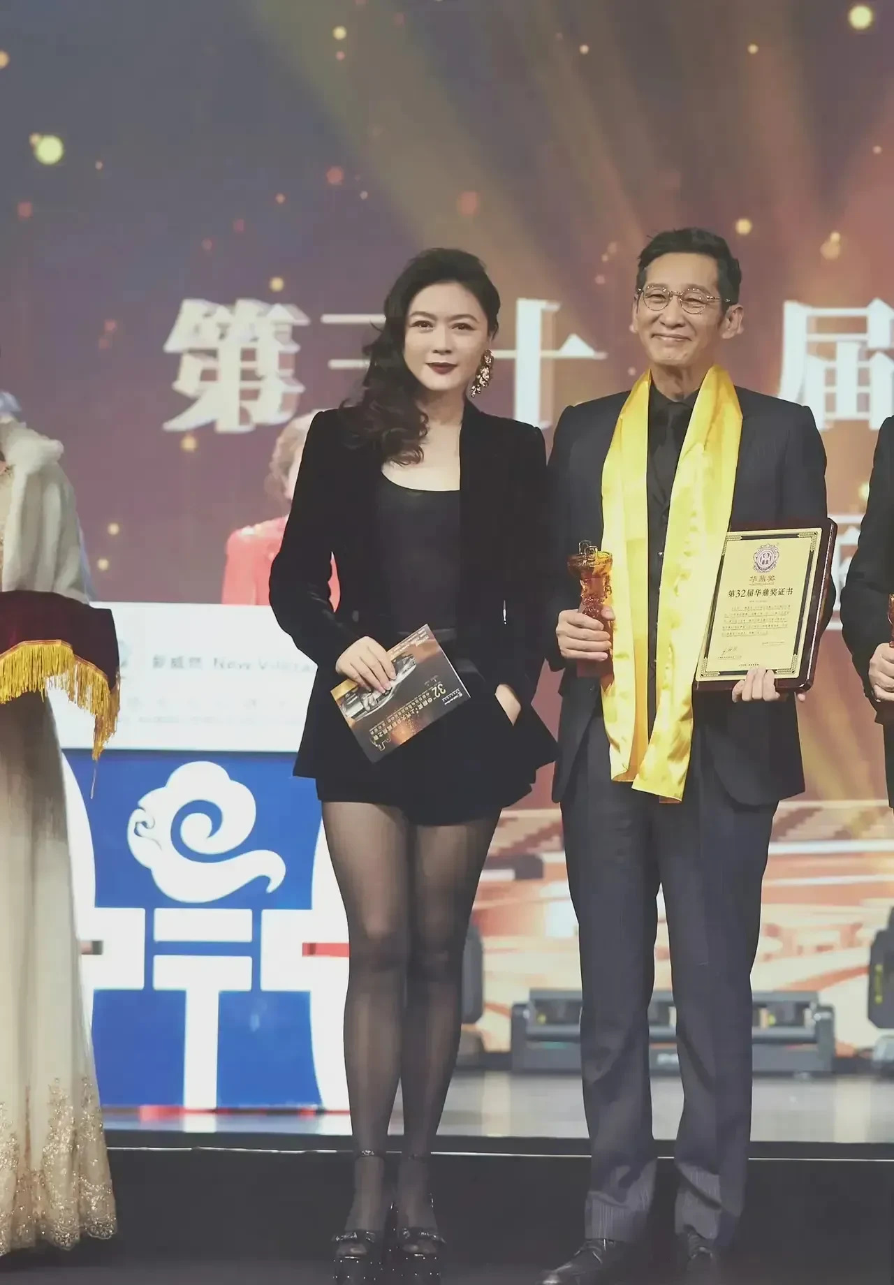 田海蓉和老戏骨同框











我的天哪！这身材简直绝了！田海蓉都年近