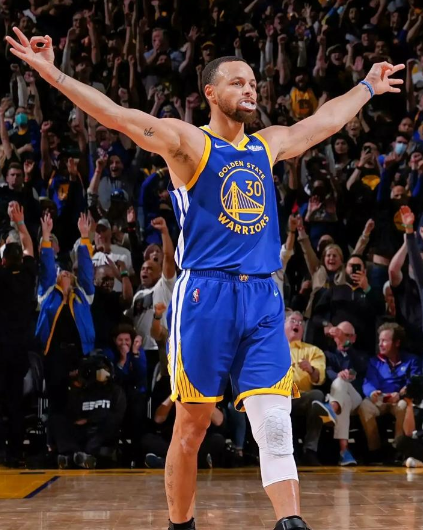 说实在。库里打完今年该退也退了吧。真打不动別到时候像詹姆斯一样晚节不保 。