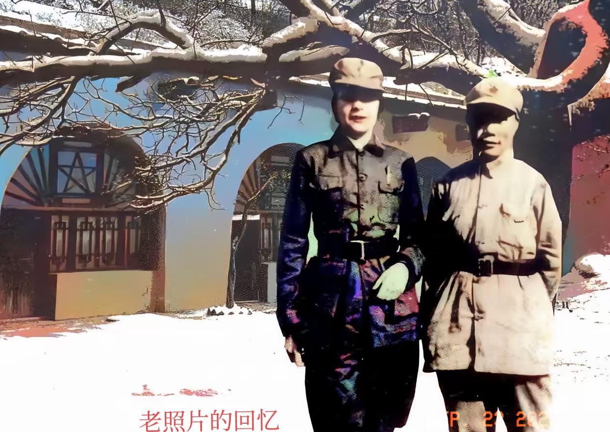 老照片的回忆。
1937年，康克清和美国记者斯诺的妻子，在延安时的一张珍贵照片，