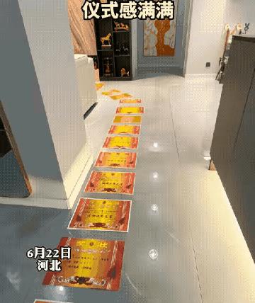 整个仪式感谁不会呀？关键我们缺这些硬件呀。[捂脸]
我家小宝现在上小学三年级，除
