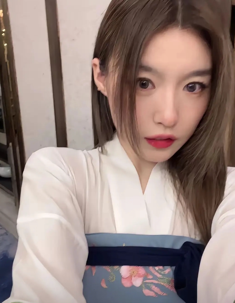 韩睿是学院派，唱的中规中矩。但试想一下，现在红的歌手，有一个是科班出身吗。听歌还