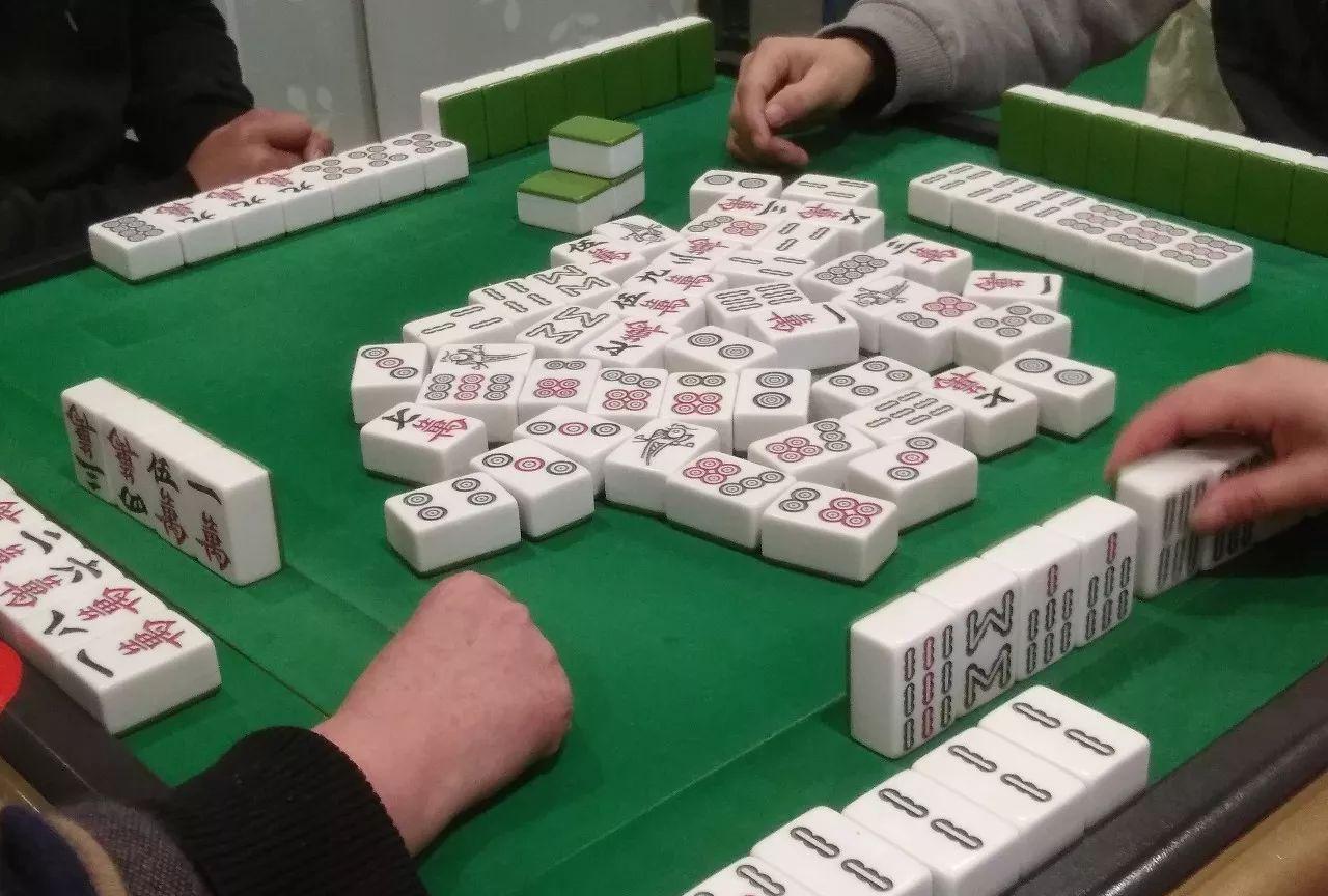 打麻将旺家有预兆，上家不防范必定“一吃三”
打麻将的时候，开局两把就可以看出哪家
