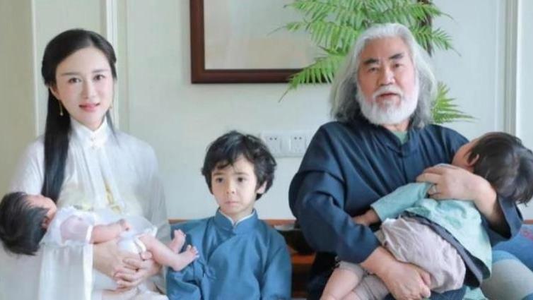 太甜了！75岁张纪中挑战一天表白老婆十次，杜星霖“冷漠”很真实