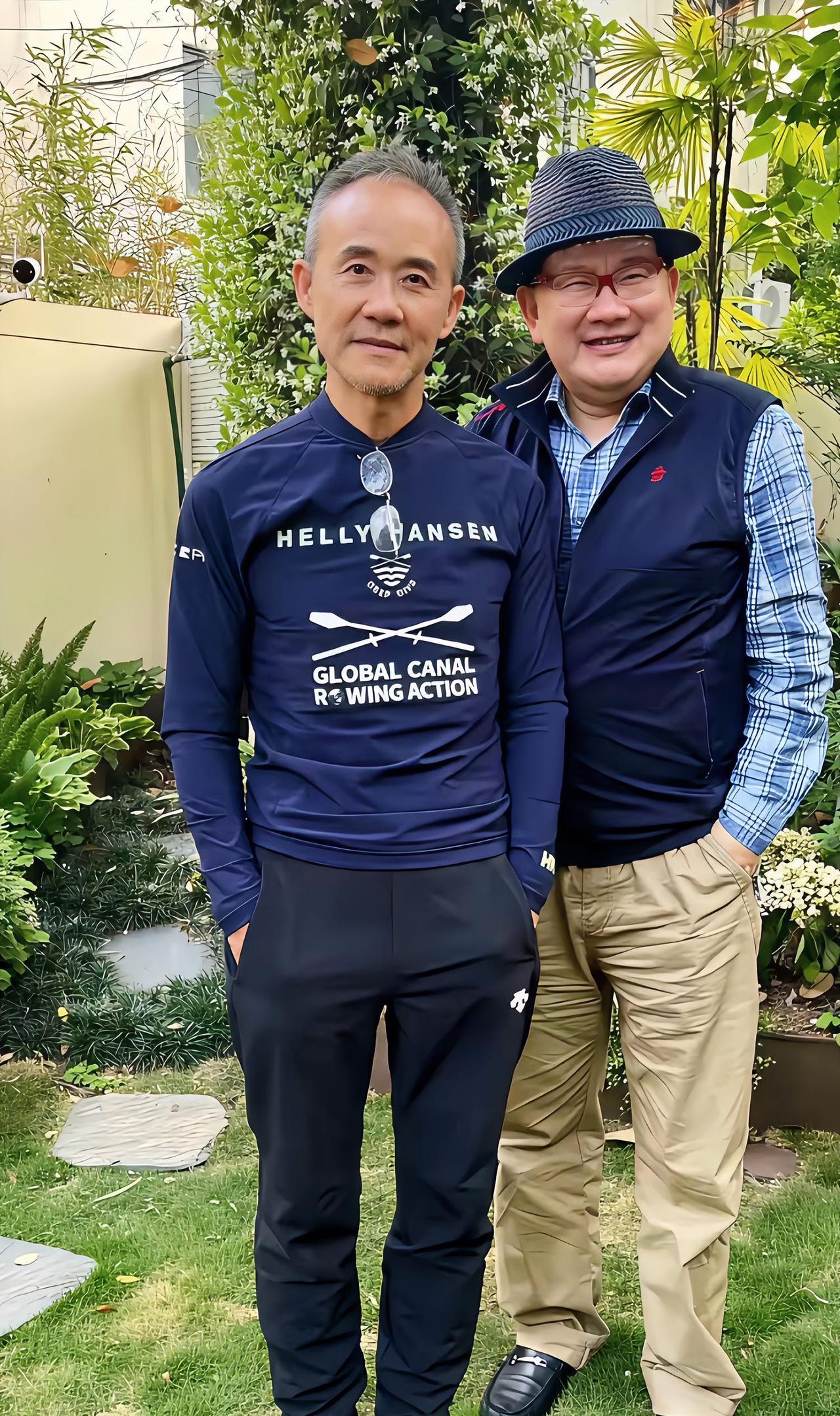 王石与曹可凡昔日合影，70多岁的人了，双手插兜的潇洒样子，还蛮帅的。
两人相差1
