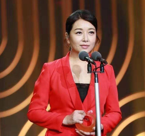 江珊韩国逛街白发引关注











不敢相信！曾经的女神江珊，居然在韩