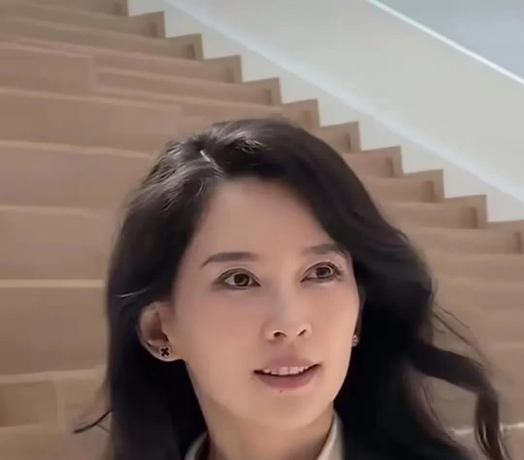 森林北才是汪峰所有女人里面最聪明的那一个
你看，森林北只官宣跟汪峰的关系
也