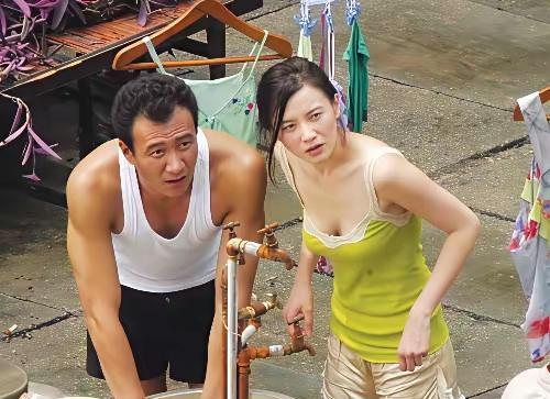 胡军身边的美女是谁？
她的演技精湛，绝对是娱乐圈里有一号人物，她的身材也是太好了