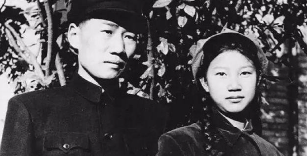 任荣将军回忆刘思齐秘密赴朝扫墓：刘思齐跪在毛岸英墓前双手抚着墓碑放声痛哭，直哭得