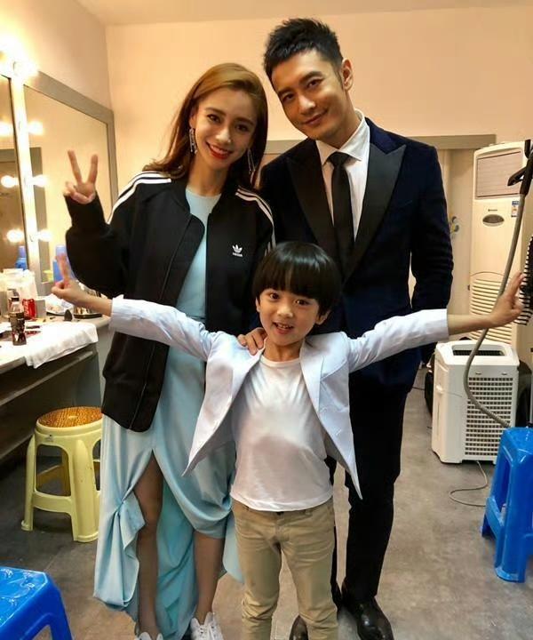 哇黄晓明的儿子好帅，一家子高颜值 ！
以前他满眼是她，要是不离婚生个女儿得有多漂