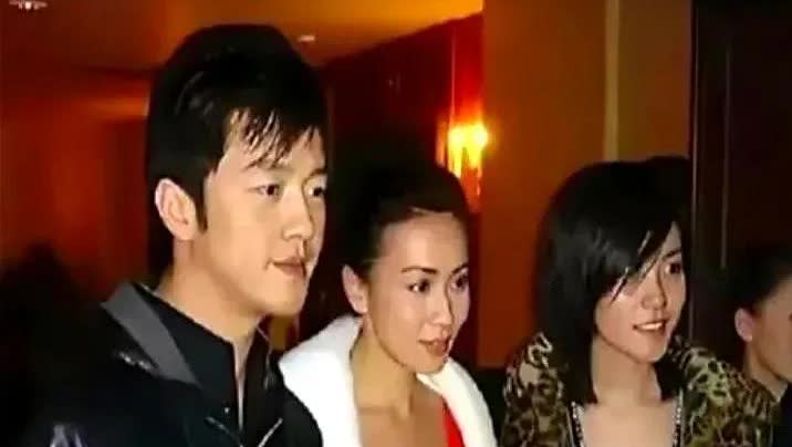 王菲年轻的时候高冷美，站在她身边的刘嘉玲和她身高差不多，刘嘉玲虽然也很漂亮，但相