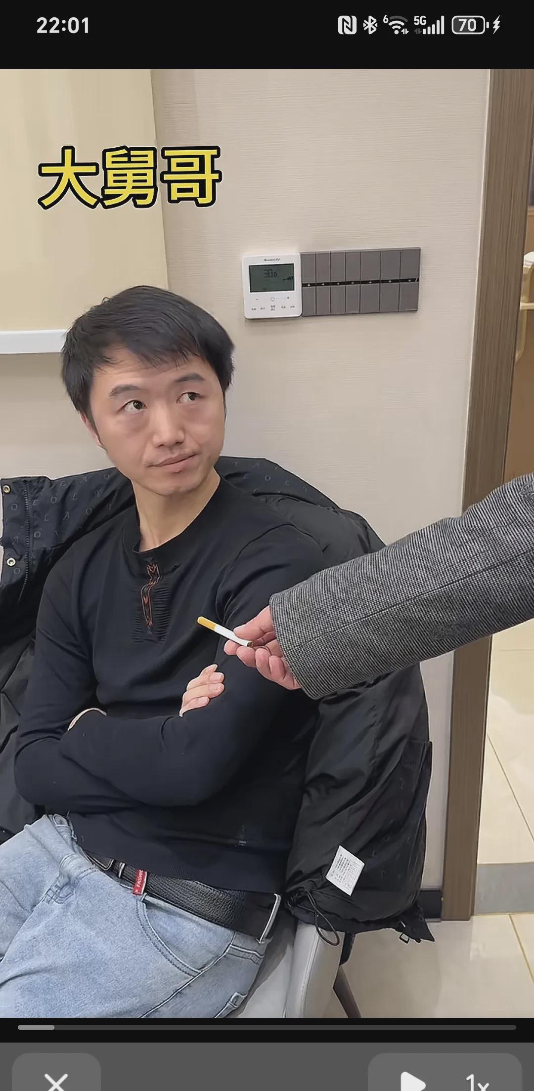 真挚的亲情，不需多言。

欠债男子在饭桌上分别递给大舅子和二舅子每人一支名牌香烟