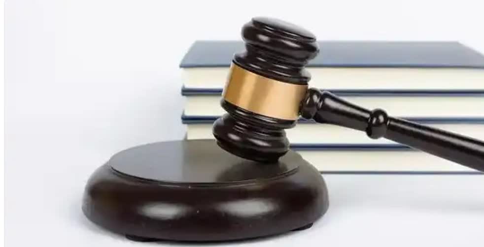 女子请假陪女儿高考被开除。
网友：高考这么重要的人生大事，公司竟然一点都不体谅