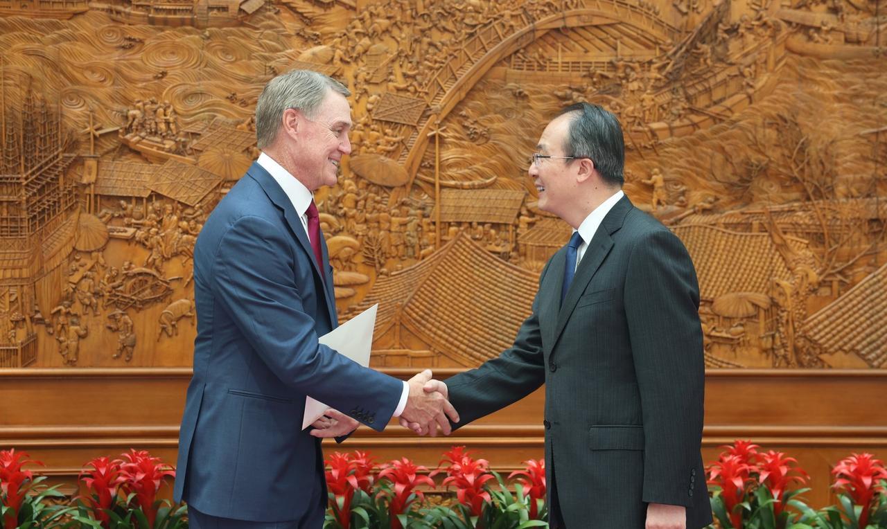 美国新任驻华大使庞德伟5月16日发文说：“今天，我向中国外交部部长助理洪磊递交国