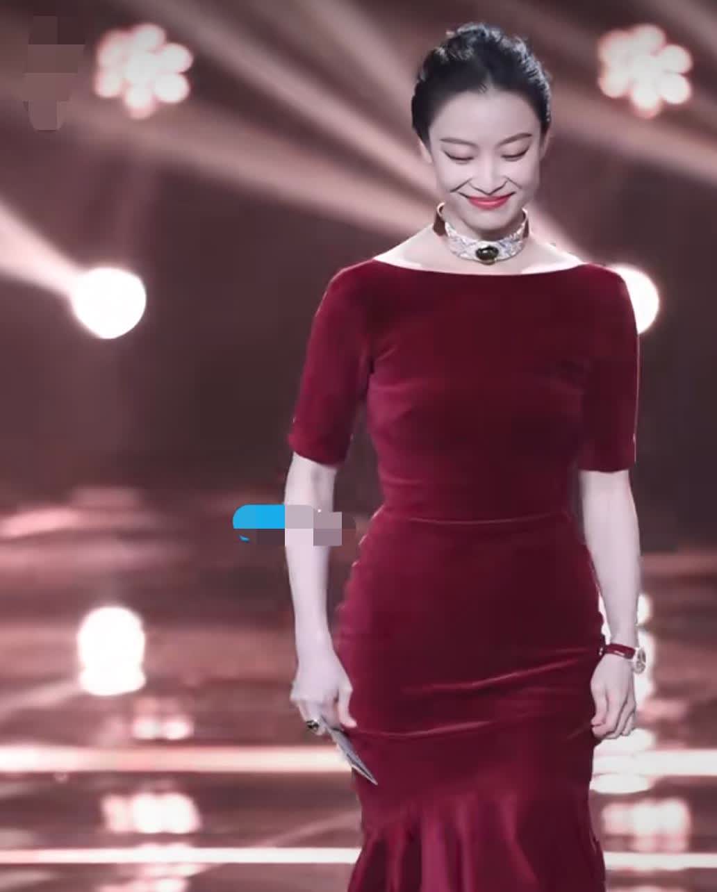 倪妮出席北影节闭幕式，
真的给女性提了个醒，
无论你身材多好、多漂亮，也别轻