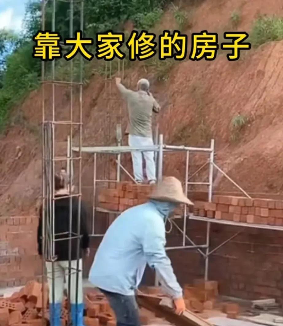 这两天老陈用儿子小陈的账号在建房工地直播。说真的，老陈播得比小陈强太多了！
首先