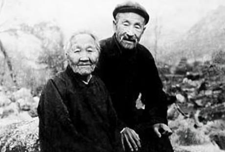 1950年，连长刘玉明转业离队，经过汽车站时，遇到了衣衫褴褛的女乞丐。他视而不见
