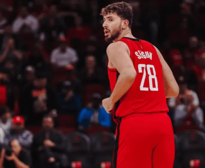 明日比赛，火箭对阵快船。
火箭中锋申京不在伤病名单中，可以出战。他此前因为生病，