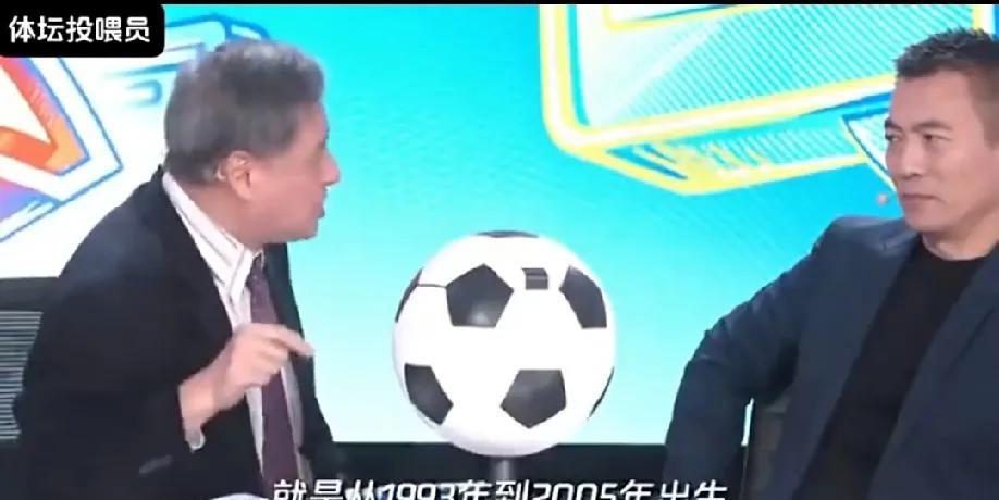 请注意看张璐在滔滔不绝讲解中国男足不行的原因时黄健翔来回“切换”的表情！
在这档